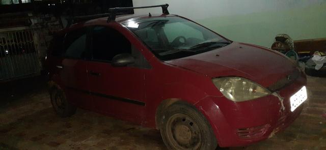 Vendo um Ford Fiesta Hatch vermelho - Foto 4