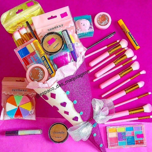 Kit de Maquiagem com Buquê acessórios e kit de pincéis
