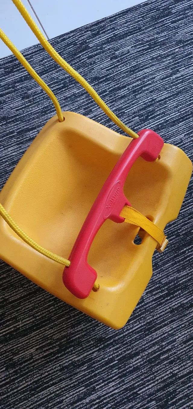 Balanço infantil Xalingo, cor amarela