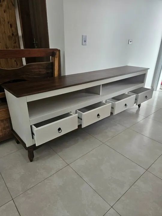 Rack rustico branco em MDF com tampo e pés de madeira  - Foto 3