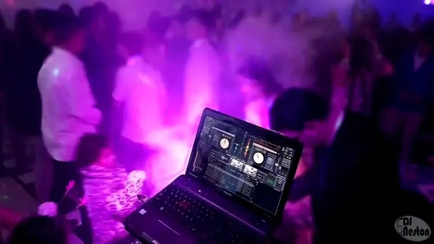 Dj - com equipamentos 