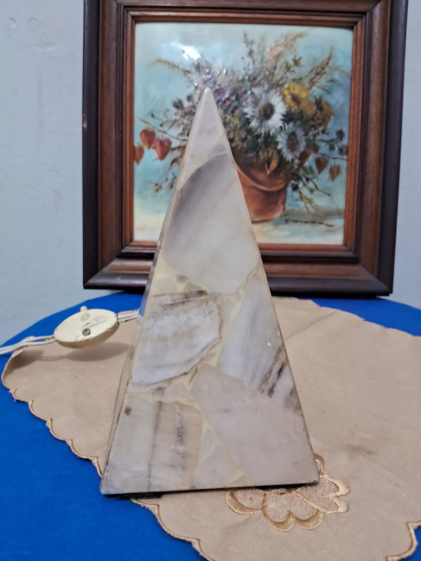 Antiga luminária em forma de pirâmide em placa de Mármore 