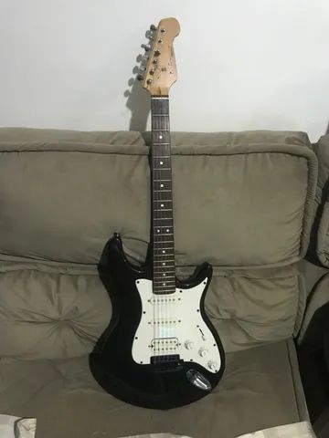Guitarra Strato customizada Behringer