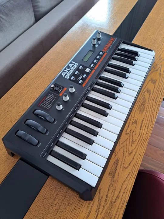 Sintetizador Akai Miniak novinho - Instrumentos musicais - Santa
