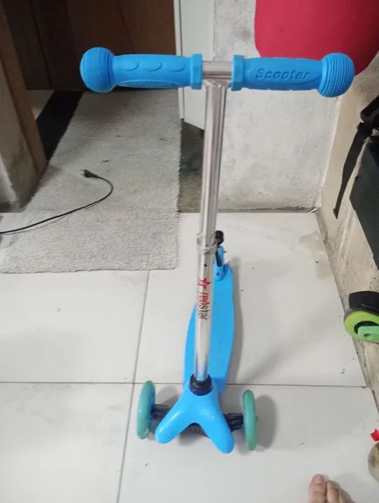 Patinete Infantil Azul - Ótimo estado! - Foto 2