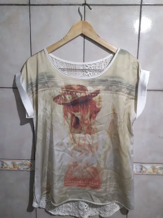 Blusa feminina estampada com renda