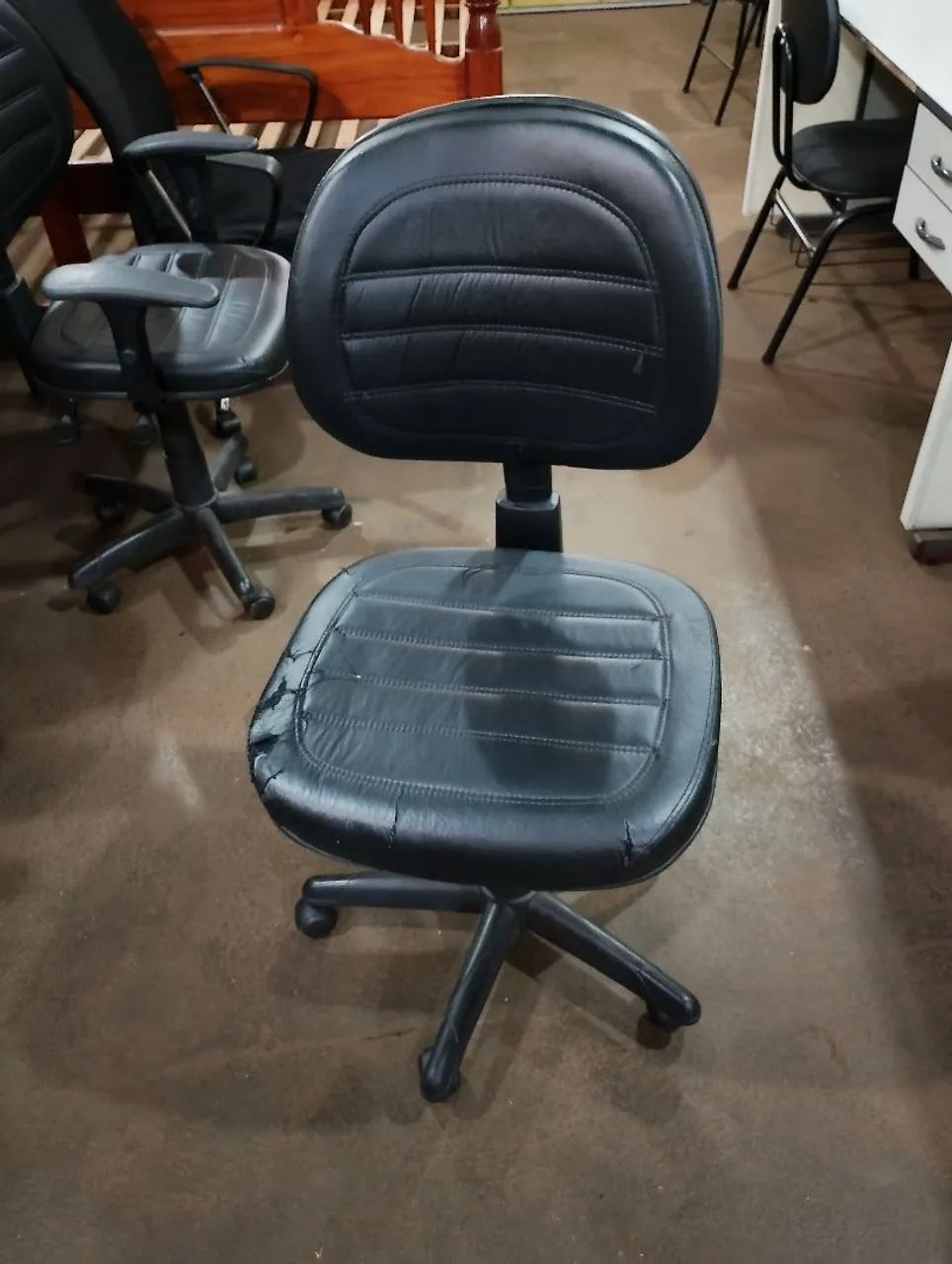 Cadeira de escritório em courino preto,bem conservada.entrega grátis para ribeirão preto . - Foto 3