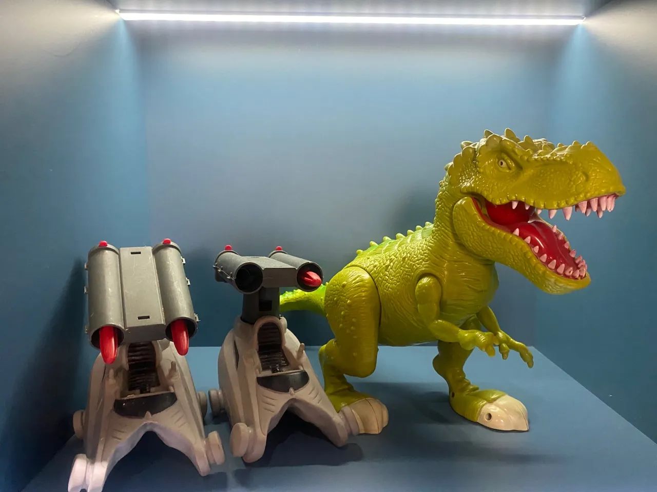 Dinossauro de brinquedo com acessórios - Foto 3
