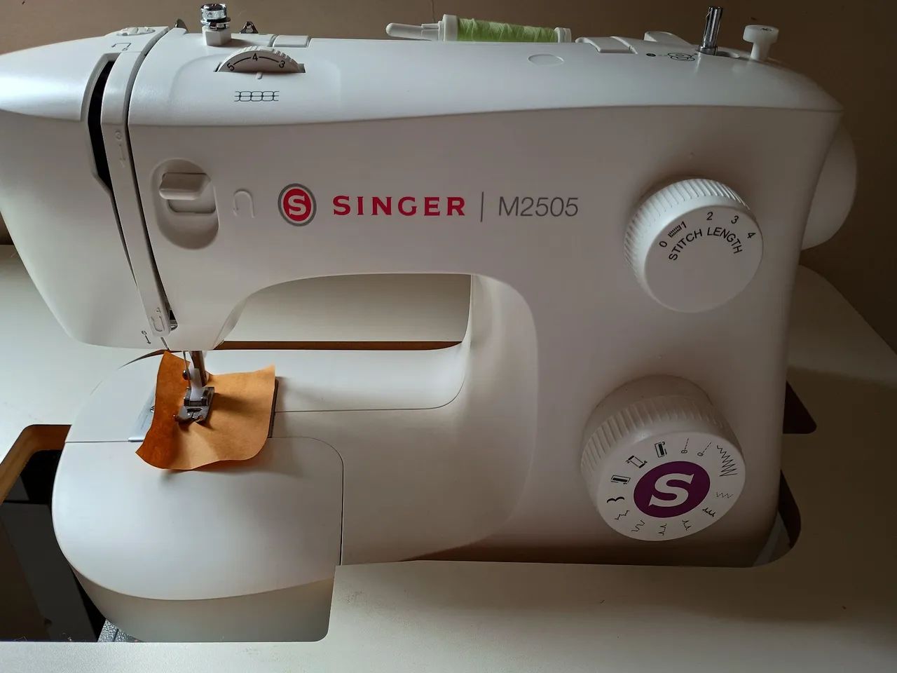 Máquina de costura com gabinete  - Foto 2