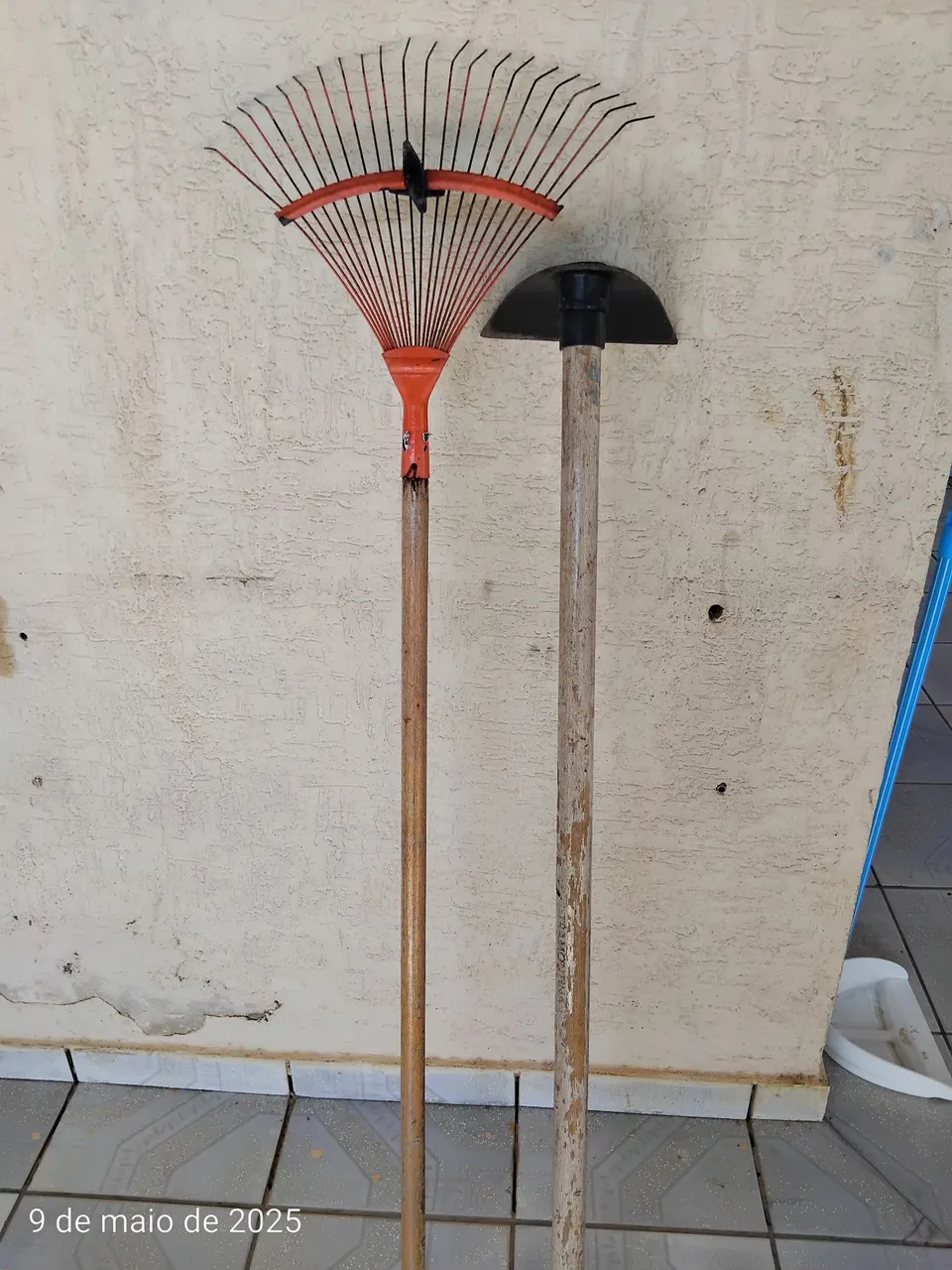 Ancinho ( ciscador ou rastelo ) e enxada