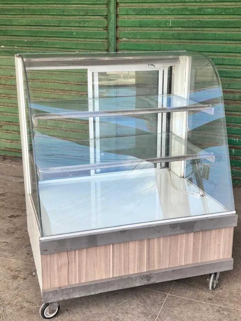 Vende-se balcão expositor