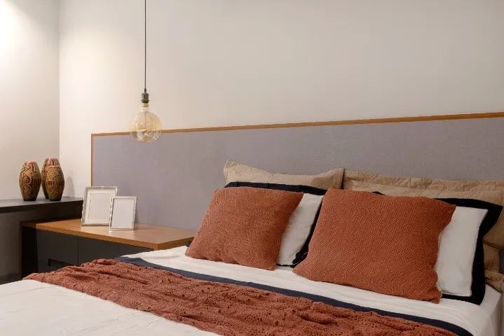 PESEIRA E CAPA DE ALMOFADA DE TRICÔ COR TERRACOTA, MARCA LUANA RAMALHO