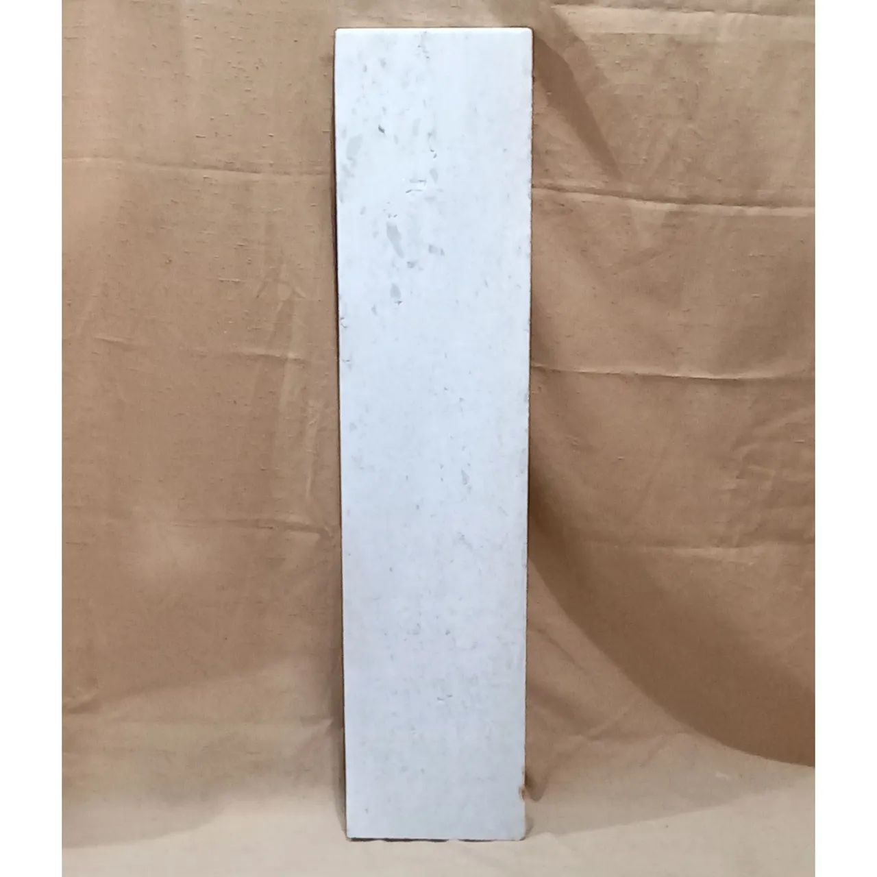 Soleira de mármore branco com 65,5 x 15 x 2 cm.