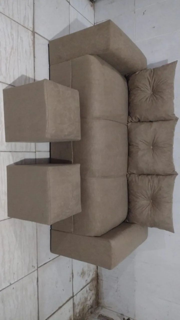Disponível na cor caramelo com  dois puf 