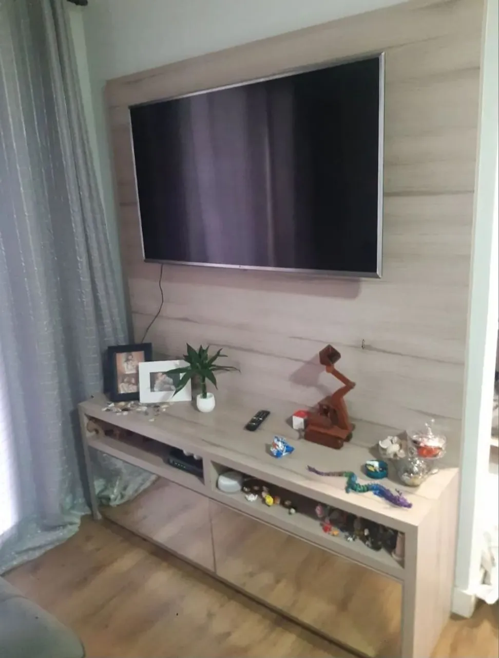Painel de TV com rack e espelho