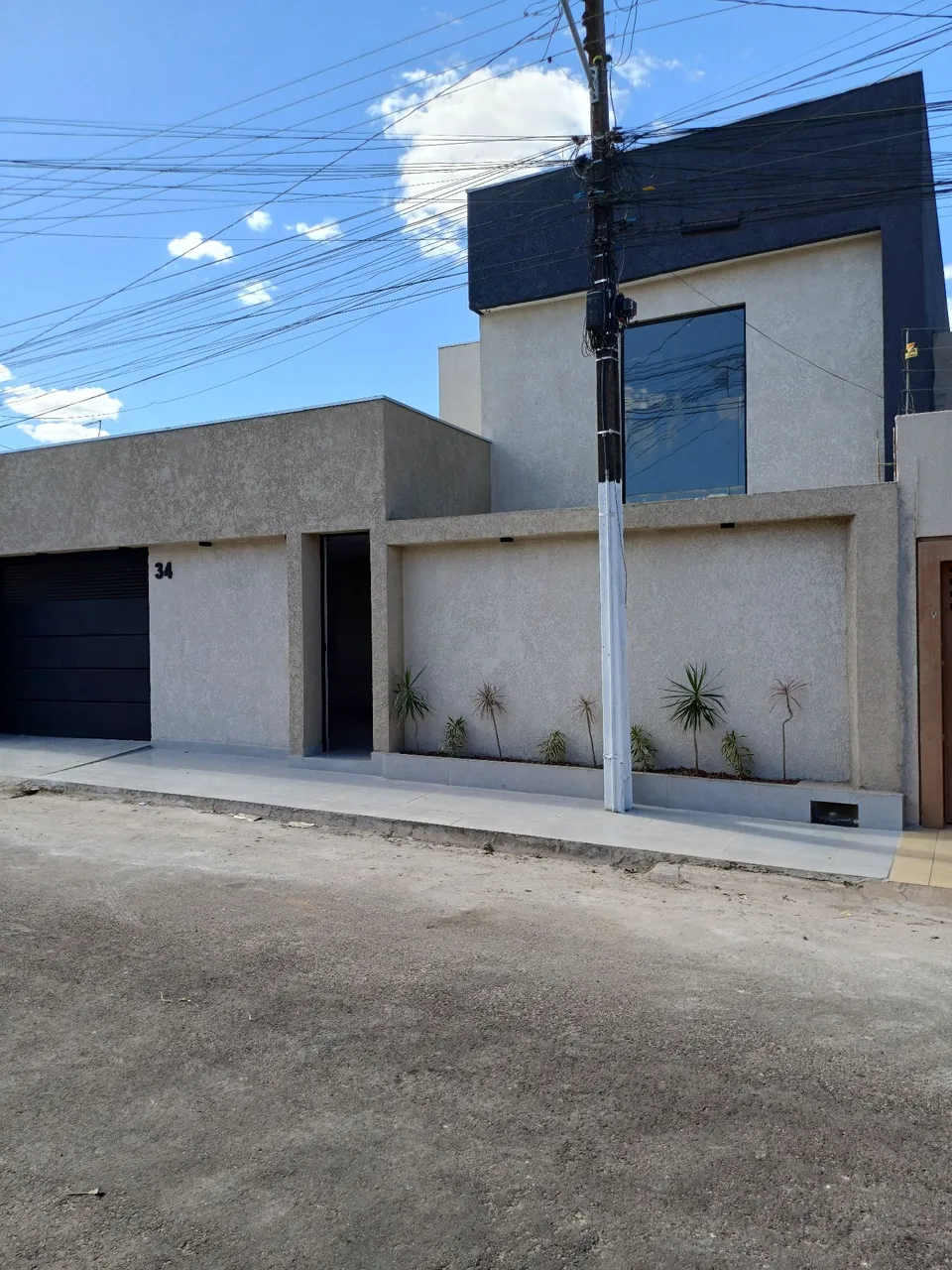 CASA ESTILO SOBRADO MODERNO.  4 QUARTOS SENDO UM SUÍTE. 