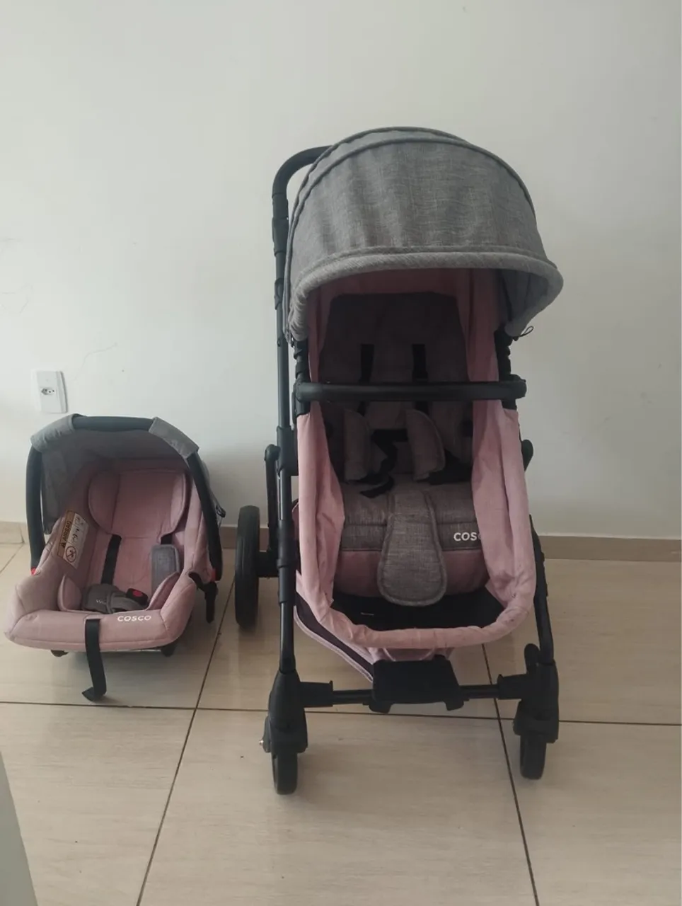 Carrinho de Bebê com Bebê Conforto Cosco
