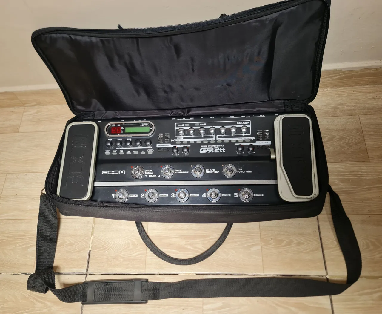 Pedaleira Zoom G9.2tt Valvulada- Completa com Fonte e Bolsa para Transporte Originais