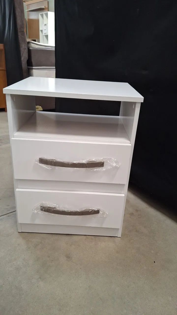 Mesa de cabeceira com 2 gavetas 