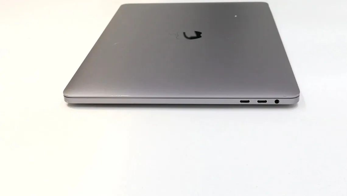 MacBook Pro 2020年 13インチi7 32GB 4TB USキー 2020 MacBook Pro 13-inch 2.3GHz Quad Core i7 32GB RAM 4TB SSD