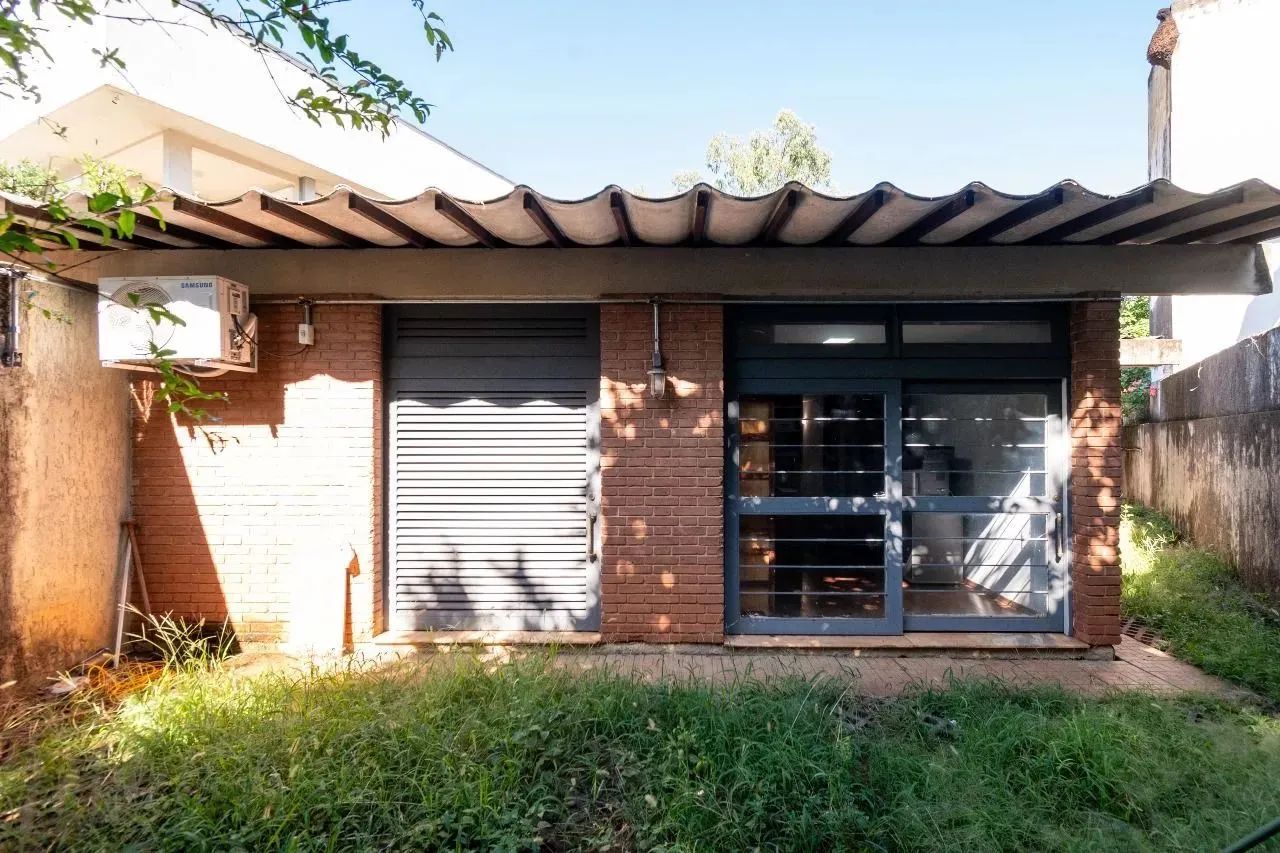 Sobrado setor sul - Goiania Casa de Rua com 4 Quarto(s) e 5 banheiro(s) à Venda, 355 por R