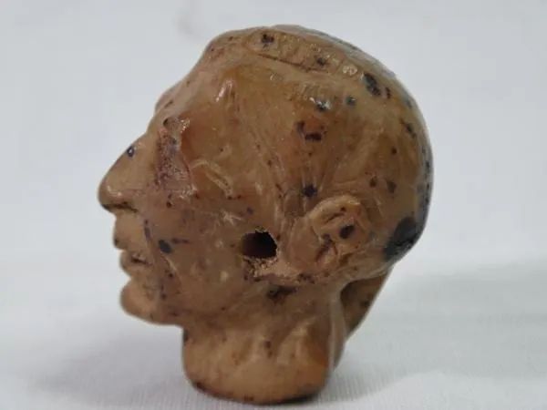 ESCULTURA TIPO NETSUKE (BOTÃO) ESCULPIDA EM UMA SEMENTE - Foto 4