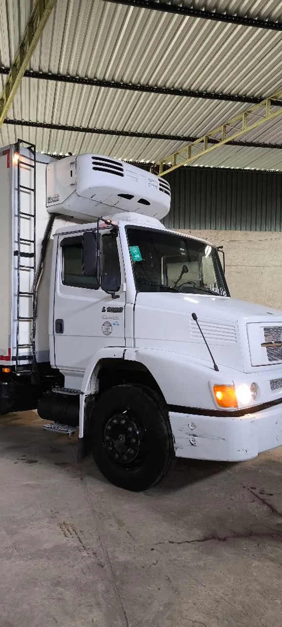 Mercedes 1620 2010/2010 com baú e máquina refrigerada