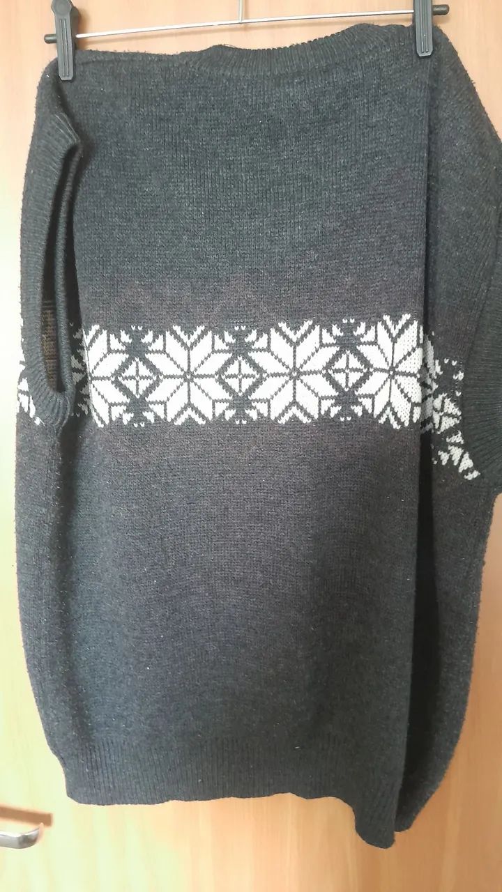 Sueter cinza e branco