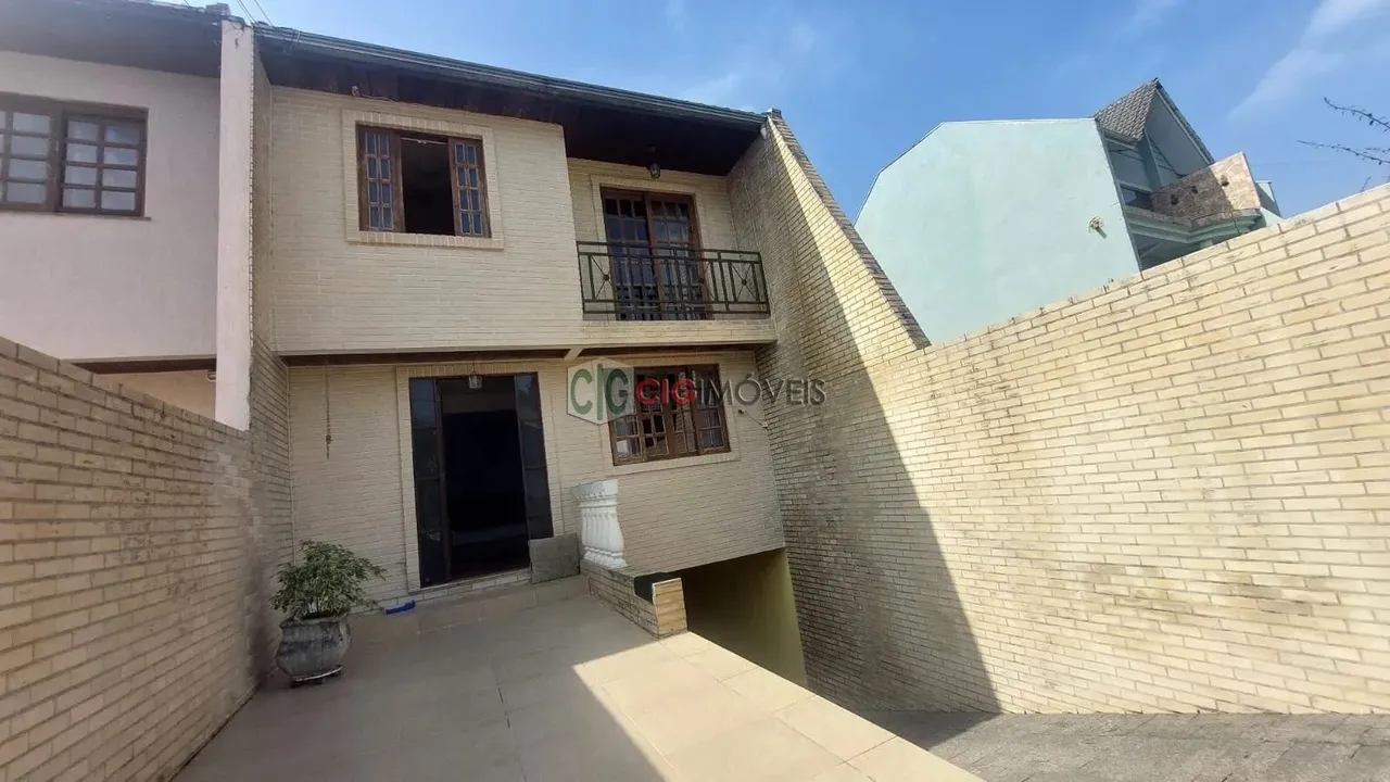 SOBRADO com 3 dormitórios à venda com 185m² por R$ 850.000,00 no bairro Barreirinha - CURI