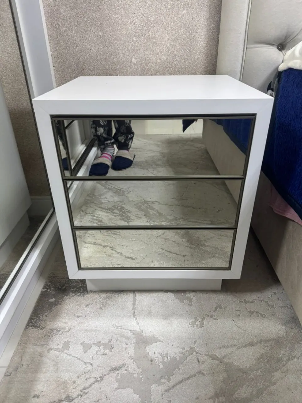 VENDO 2 MESAS DE CABECEIRA (CRIADO MUDO) EM MDF BRANCO