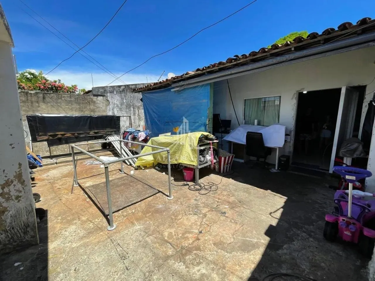Casa ampla na Av. Brasil, recuada e com amplo quintal
