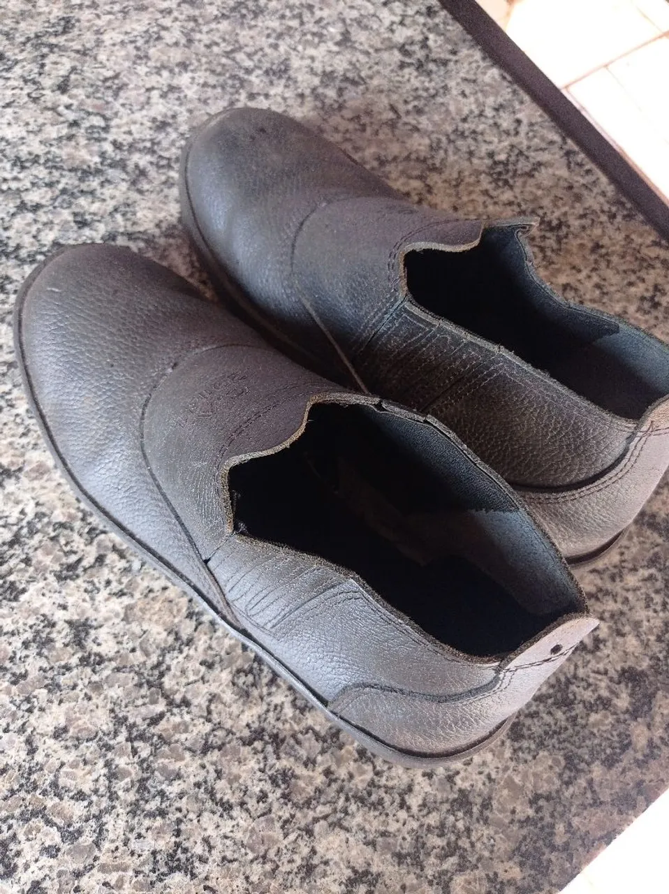 Sapatos de couro pretos