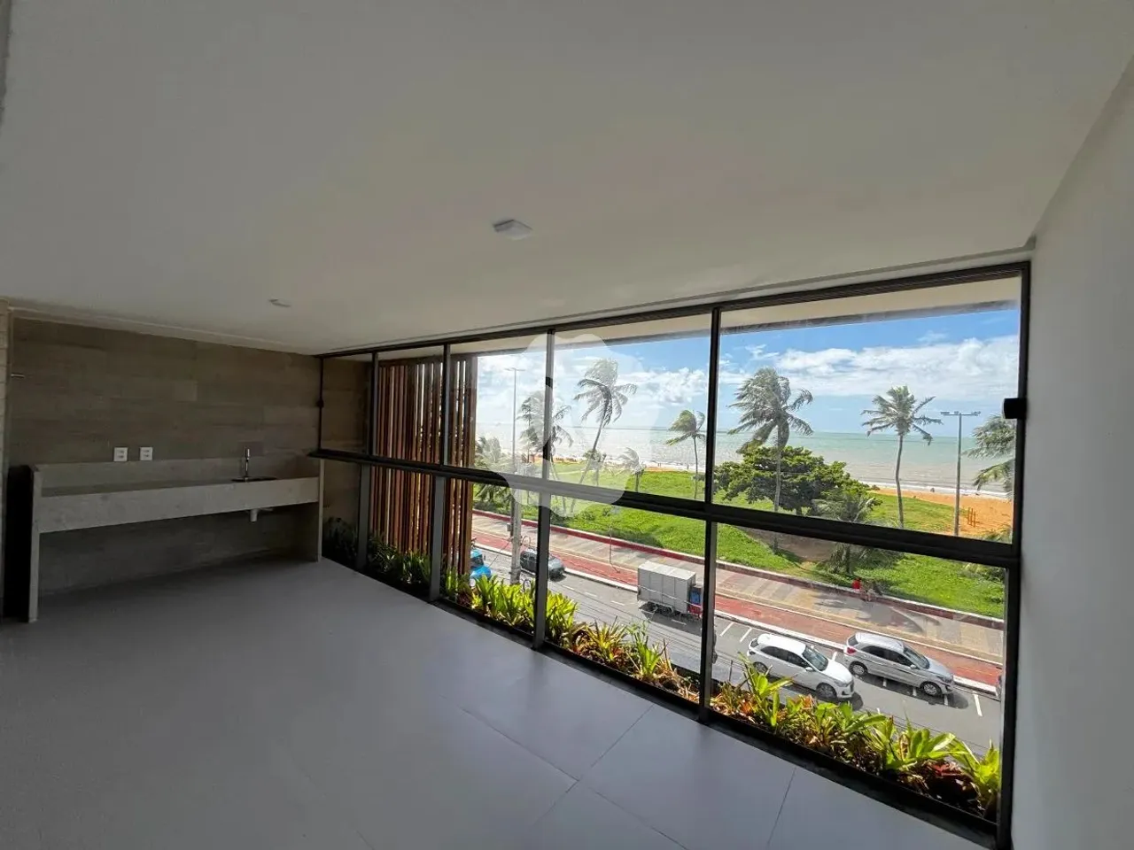 Apto com 3 suítes + DCE, 136m² beira-mar