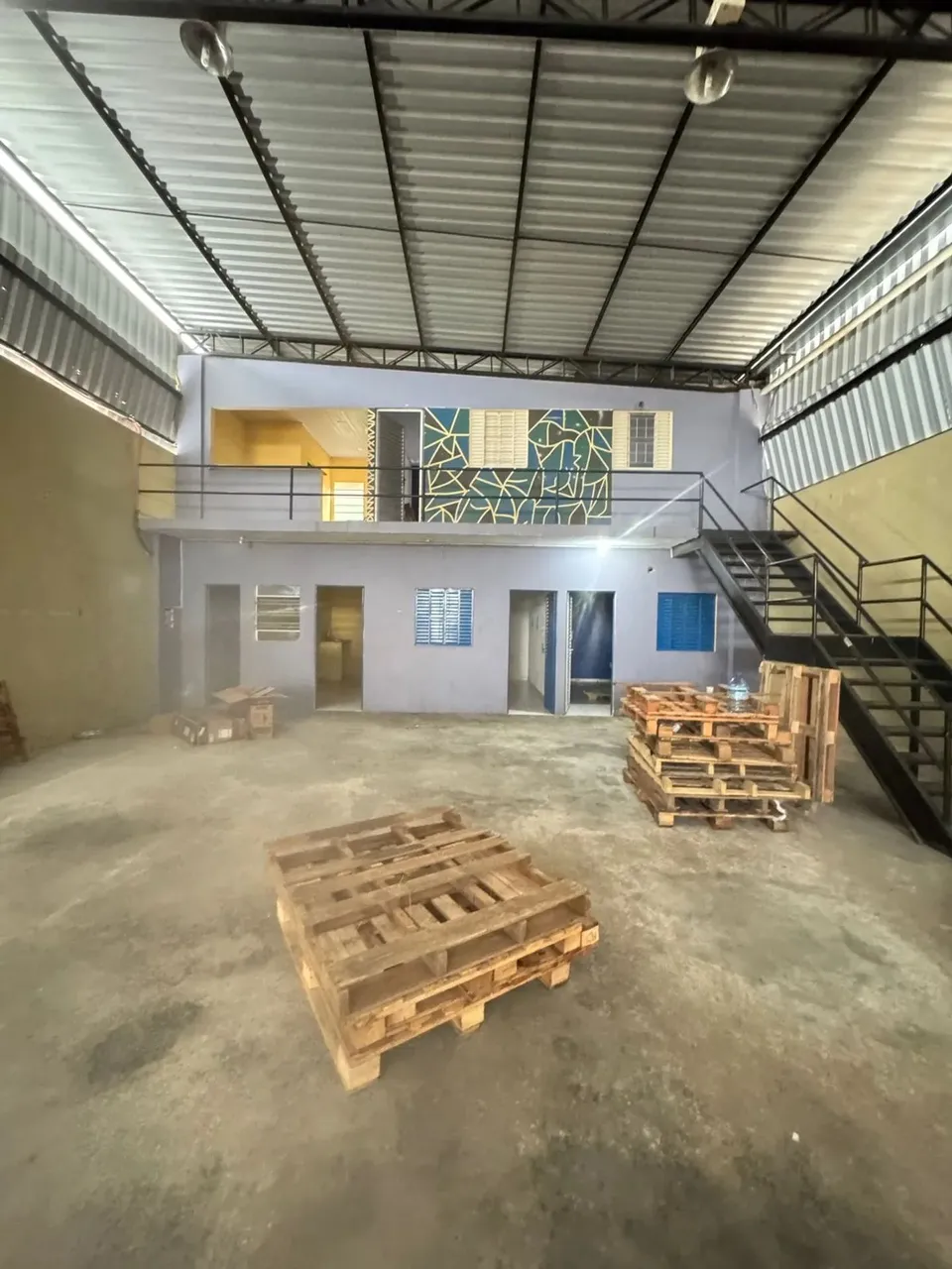 ALUGA - SE Excente Galpão medindo 350 m2 Próx. a av, das Torres!