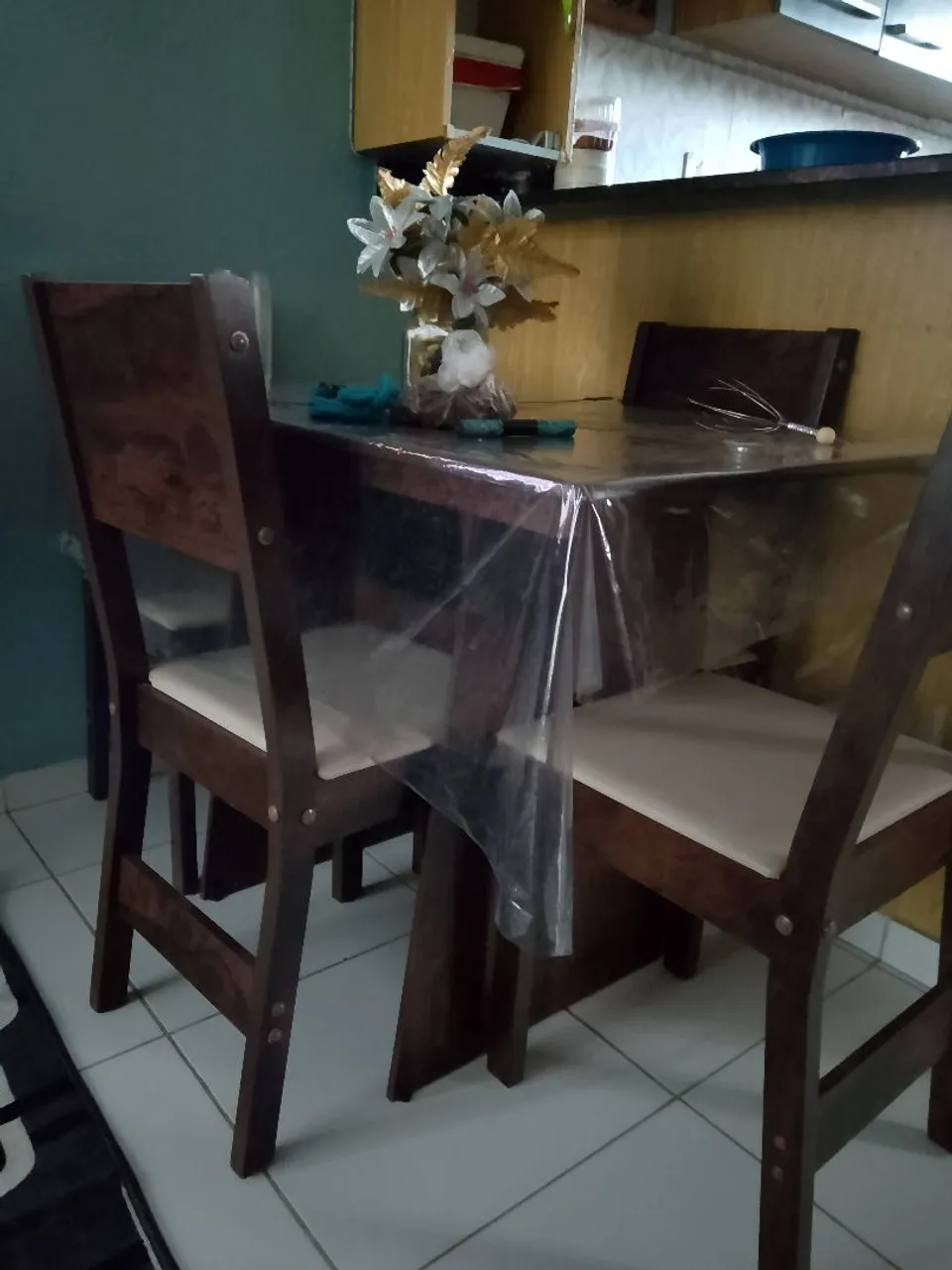 Mesa de Jantar de Madeira com 4 Cadeiras
