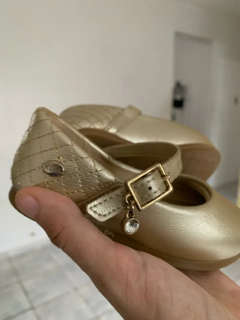 Quatro sapatos em ótimo estado
