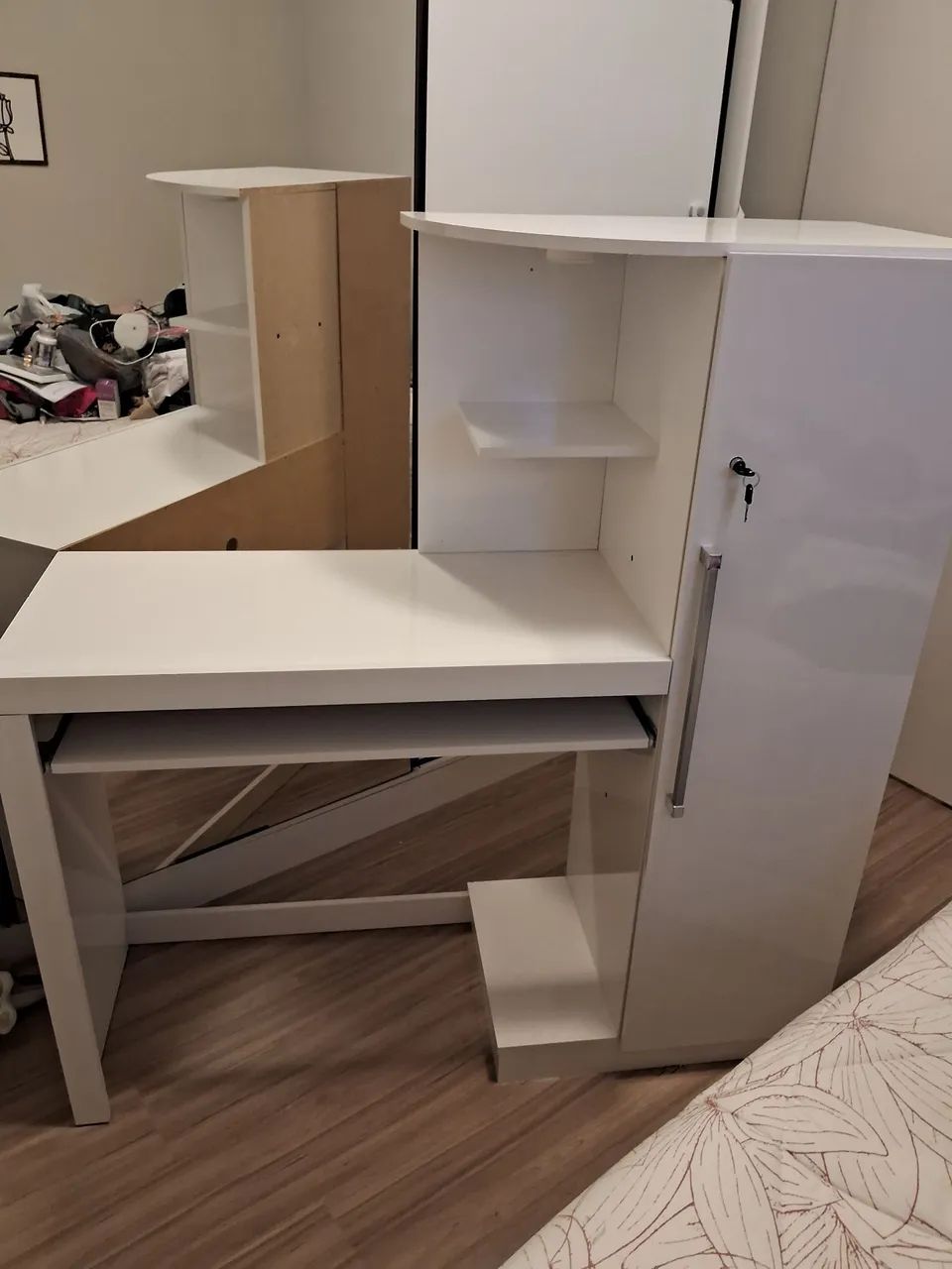 Escrivaninha branca com armário e gaveta