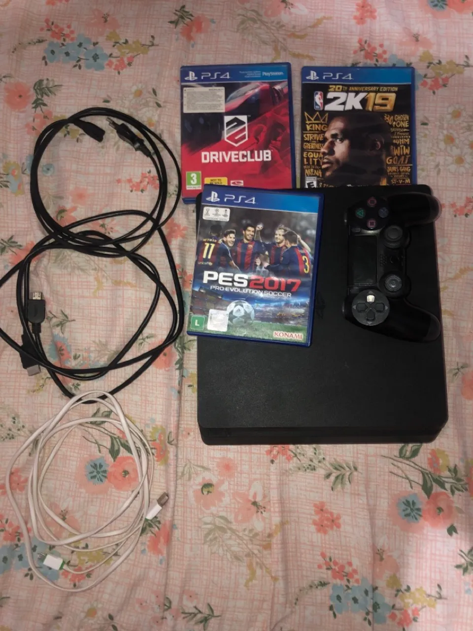 Playstation 4 (PS4) com Jogos e Acessórios