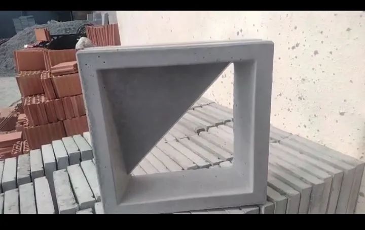 Bloco de concreto com design triangular