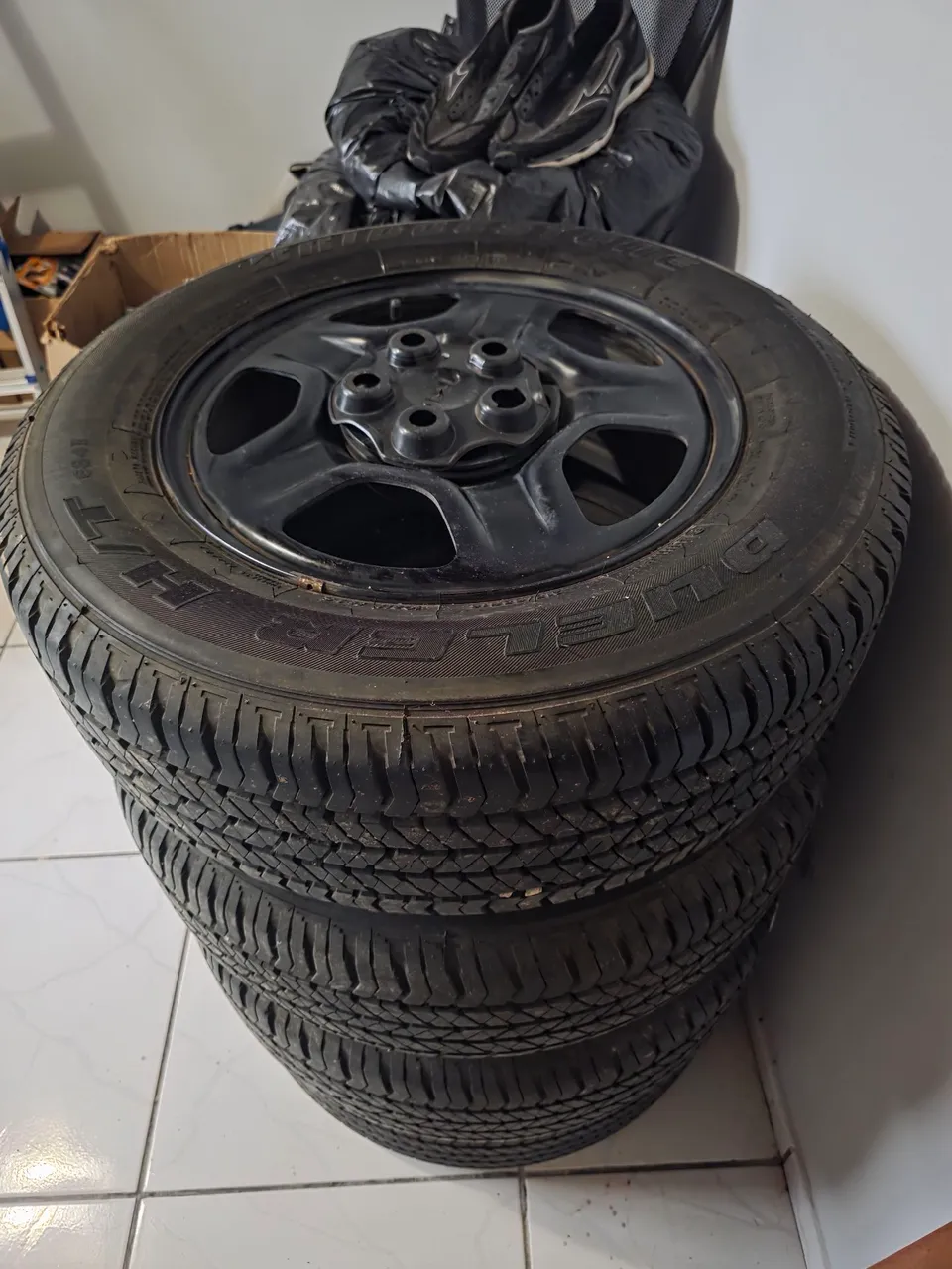 Conjunto de Pneus Bridgestone 16 com Rodas de ferro.