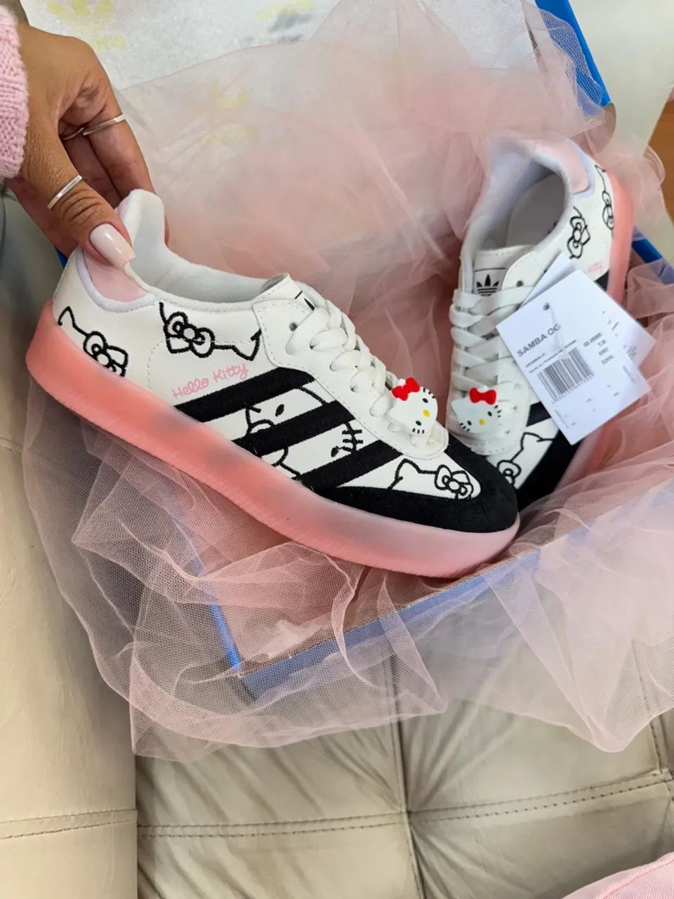 Tênis Adidas Samba OG Hello Kitty