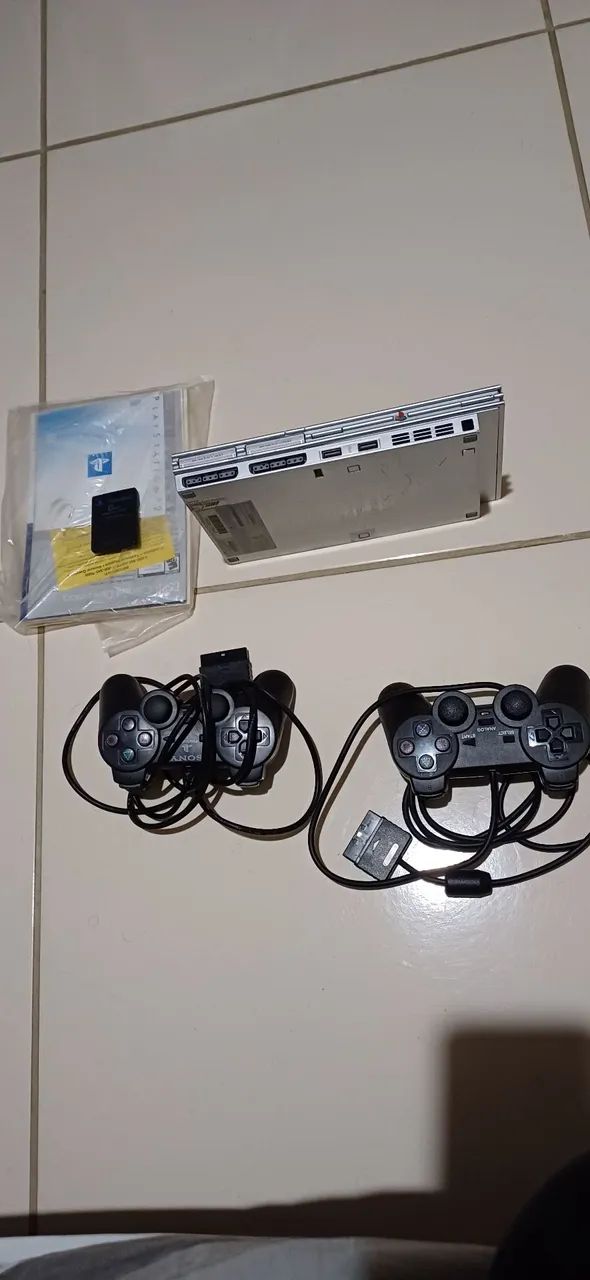 Playstation 2 com 2 controles