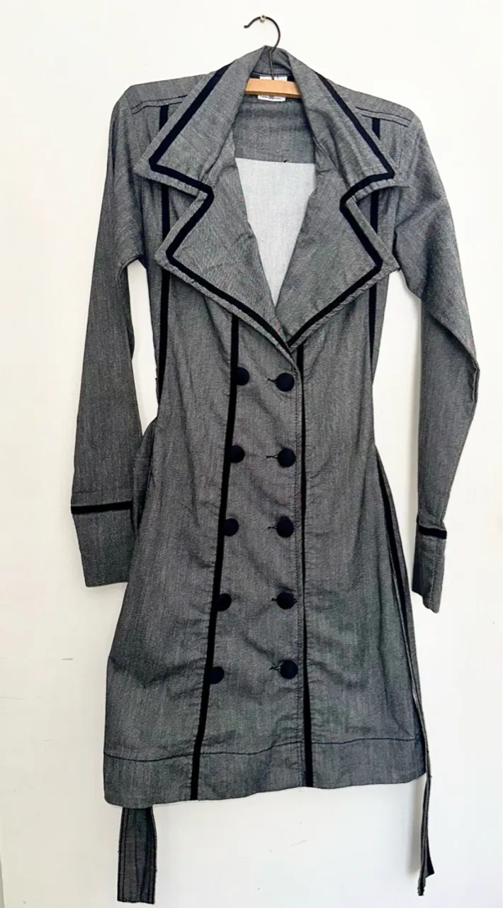 Sobretudo midi brim jeans cinza com detalhes costura preto 