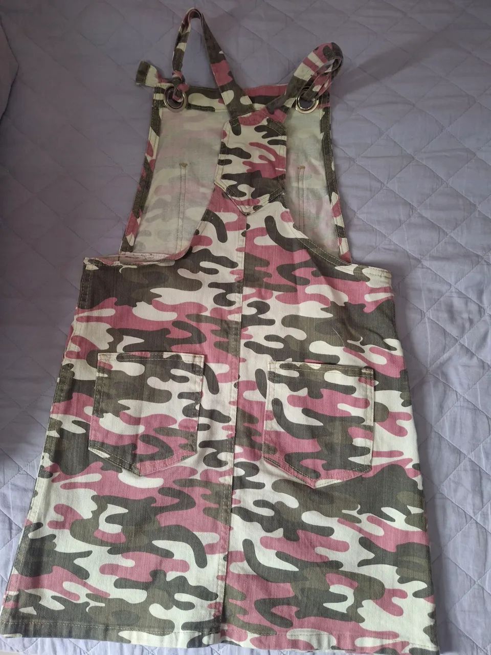 Jardineira Jeans Camuflado Rosa - Foto 2
