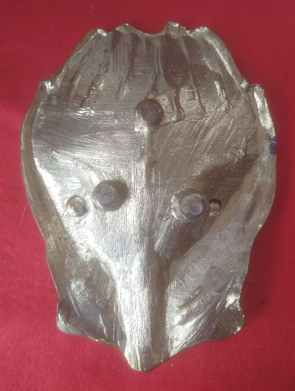 Cinzeiro tipo mão aberta de metal década de 70/80  - Foto 4