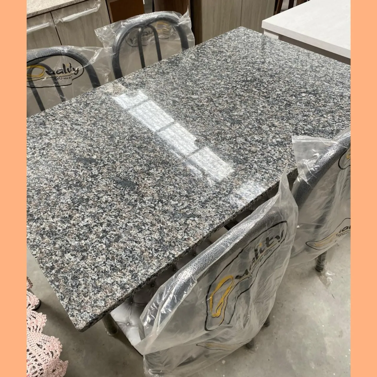 Mesa com 4 cadeiras nova - parcelo e entrego 