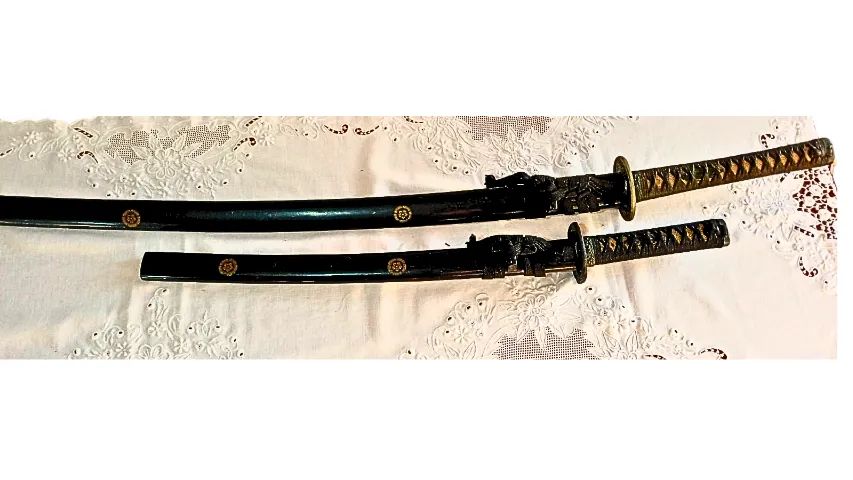 CONJUNTO DE RÉPLICAS DECORATIVAS DE ESPADAS SAMURAI JAPONESAS - KATAKANA e WAKISASHI