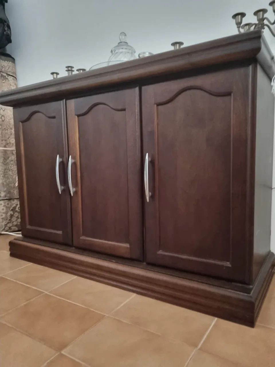 Mesa de Jantar em Madeira Maciça com Tampo de Vidro e aparador - Foto 4