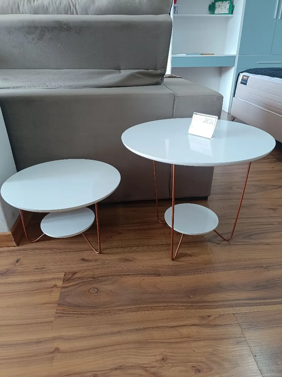Mesa de centro e lateral off white com pés em bronze - R$ 599,00