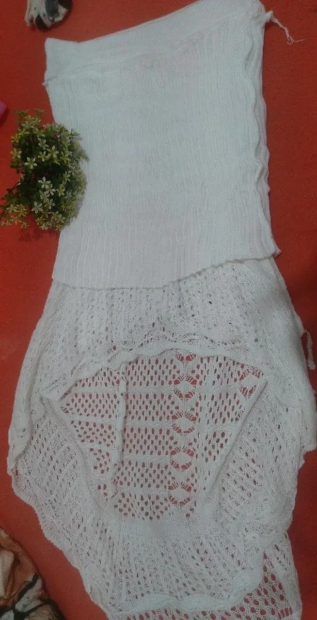 Saia branco de tricô perfeita usada 2 vezes apenas semi nova ..pode vestir do M oa 44